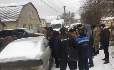ФСБ проводит обыски у крымских татар: один задержанный  