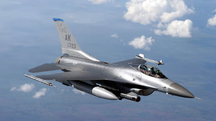 Denmark to train Ukrainian soldiers to pilot F-16s at its airbase