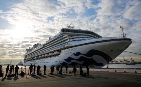 На лайнере у берегов Японии коронавирус обнаружили уже у 61 человека
