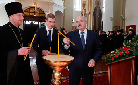 Лукашенко сходив до храму: Віруси переживаємо щороку