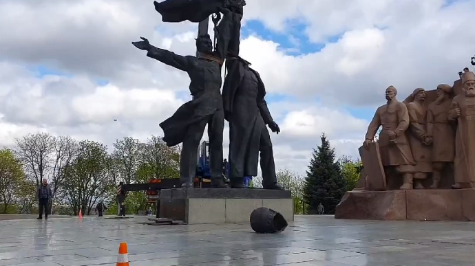 В центре Киева снесли советский монумент дружбы народов