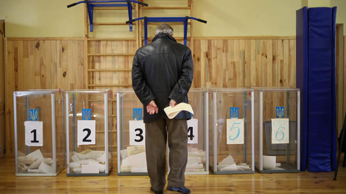 В воскресенье украинцы избирают мэров 4 областных центров. Список кандидатов