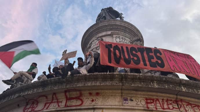 В Париже после обнародования результатов экзитполов тысячи людей вышли на улицы