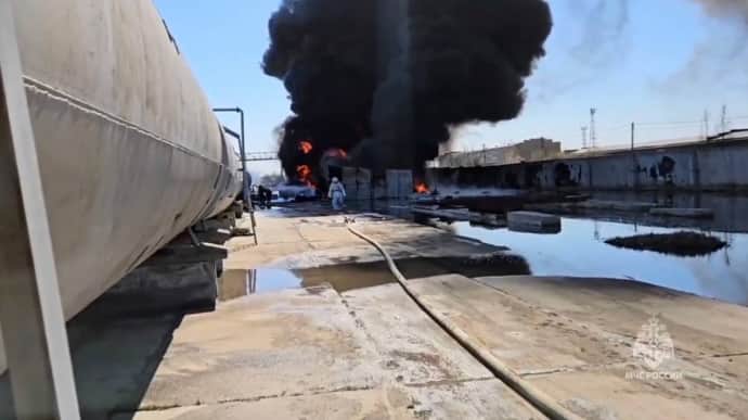 Containers of petroleum products on fire in Russia's Omsk – video