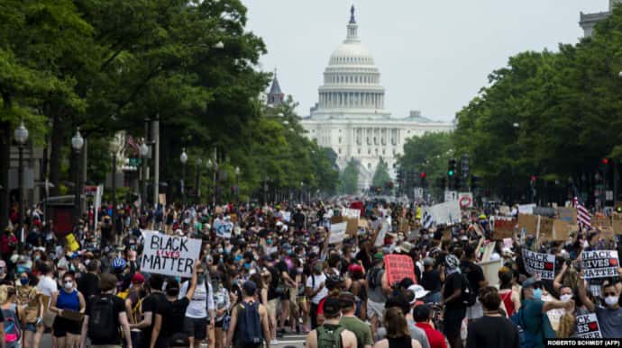Смерть Джорджа Флойда: у США на мітинг під Білий Дім прийшли тисячі людей
