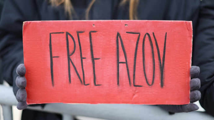 У Києві сотні людей провели акцію Free Azov