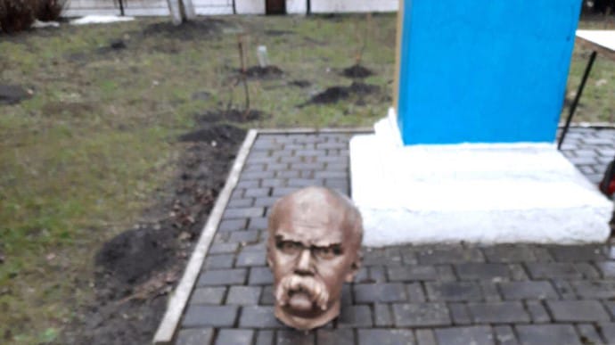 Полиция нашла злоумышленников, которые повредили памятник Тарасу Шевченко