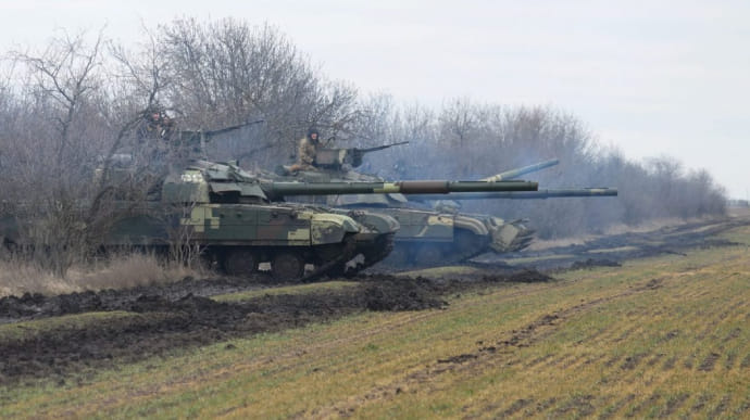 Танкові екіпажі ЗСУ провели маневри на адмінмежі з окупованим Кримом