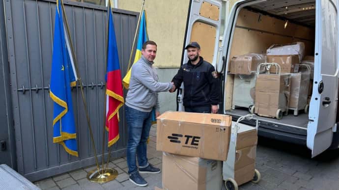 Ukraine hands over industrial dehumidifiers to flood-affected Czechia – photos