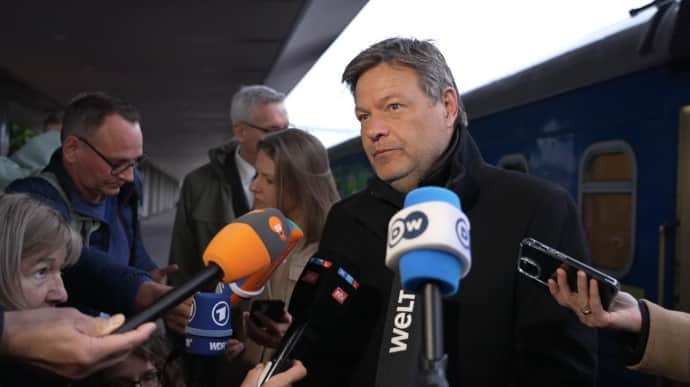 German Vice Chancellor arrives in Kyiv on unannounced visit – photo