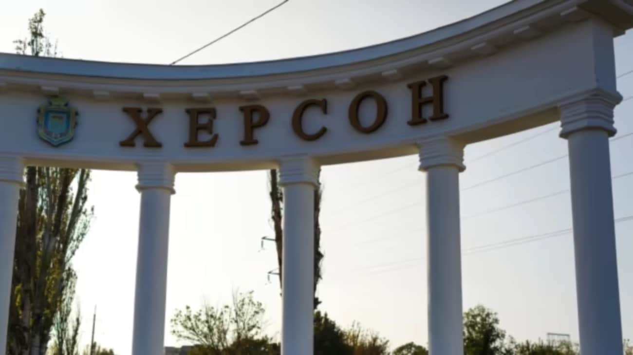 Russians attack on Kherson kills man, injures two women