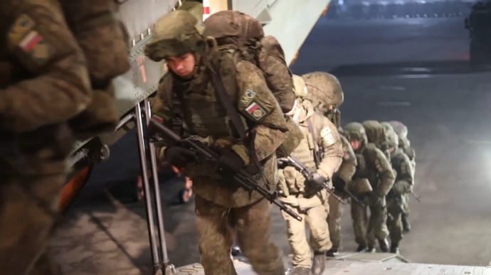 РосЗМІ показали, як російських солдатів вивозять із Казахстану