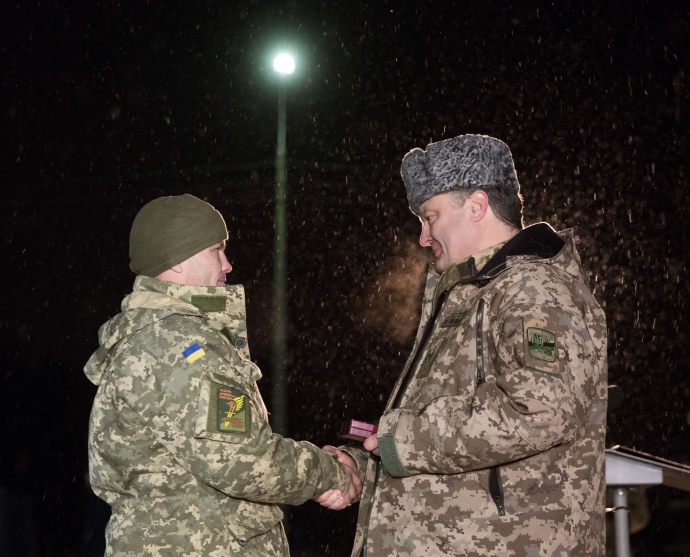 Порошенко вручил награды воинам в Севердонецке