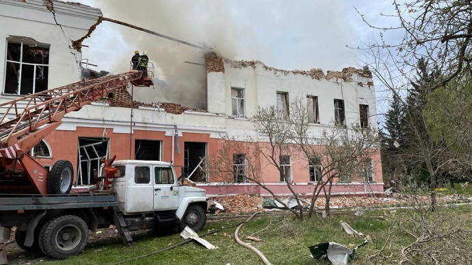 Авиаудар по Новгород-Северскому: повреждено много зданий, трое погибших