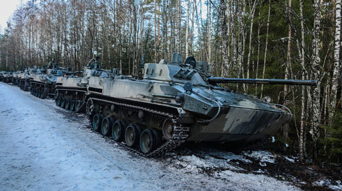 Міноброни РФ заявило, що перекидає війська до кордонів через НАТО 