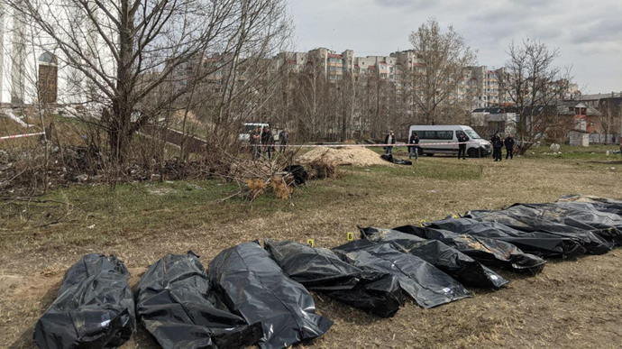 У Бучі ексгумують тіла убитих російськими окупантами 