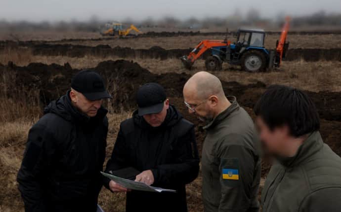 Шмыгаль ознакомился с ходом строительства линии обороны в Донецкой области