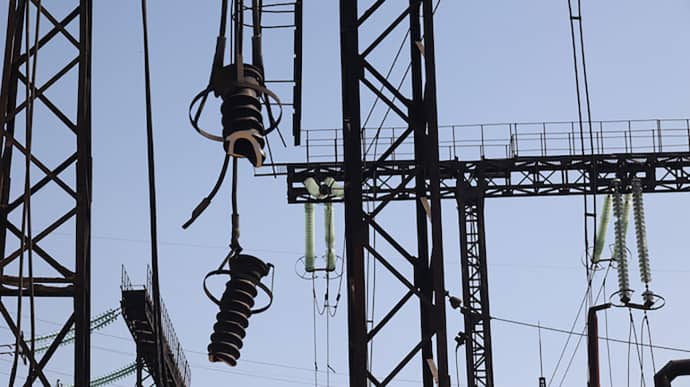 Ukrainian power engineers restore electricity supply to over 40,000 consumers over pas day