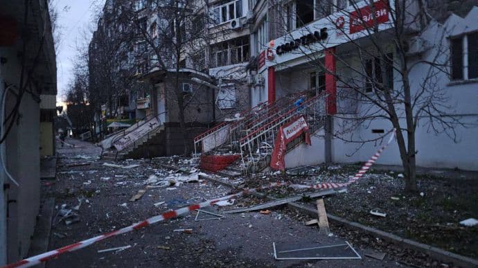 Россияне попали в многоэтажку и две больницы Херсона: есть погибшие и раненые