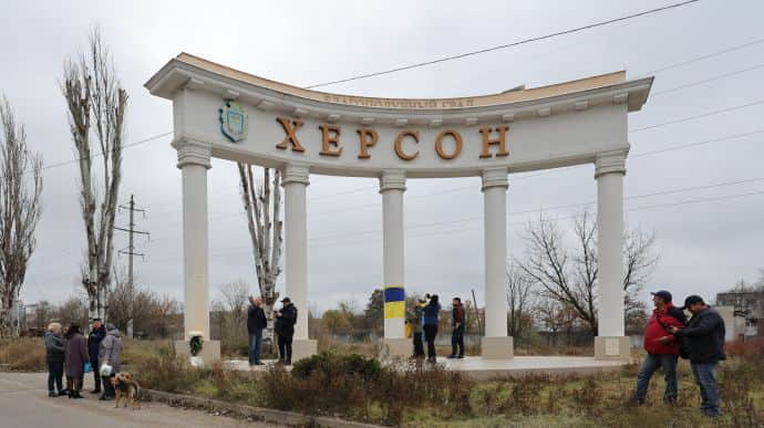 Russia hits Kherson city centre: man dies in hospital