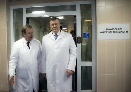 Янукович у Інституті раку