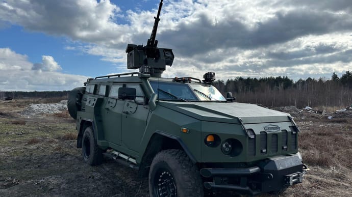 Українське підприємство успішно випробувало новий бронеавтомобіль Новатор з бойовим модулем