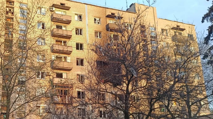 Russians hit apartment building in Selydove, Donetsk Oblast, injuring elderly couple and 16-year-old girl – photo, video