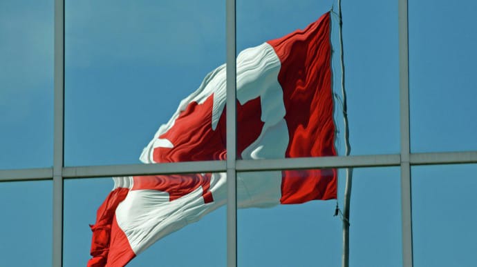 У Мінську чоловіка арештували на 15 діб за прапор Канади у вікні