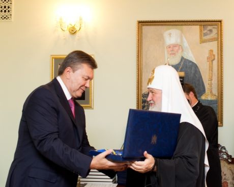 Янукович незаконно нагородив орденом патріарха Кирила. Фото прес-служби президента