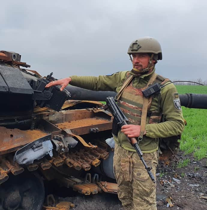 Віталій Невінський біля знищеного російського танка Т-90