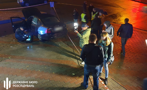 Пьяный полицейский снес людей на остановке: Труба опубликовал видео