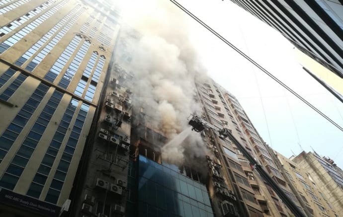 Пожар в многоэтажке в городе Дакка