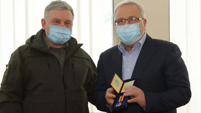 Міністр оборони нагородив ексрегіонала Вілкула медаллю за допомогу ЗСУ 