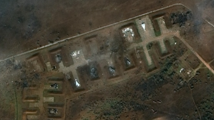 Maxar опублікувала нові супутникові знімки аеродрому в Криму після вибухів