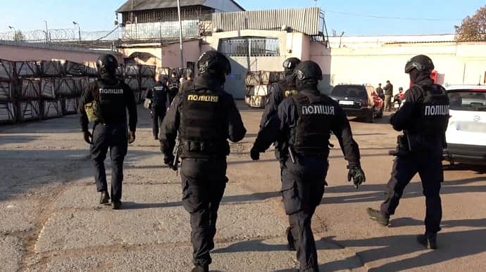 Заключенные разводили бойцов ВСУ и волонтеров на машины: полиция разоблачила мошенников