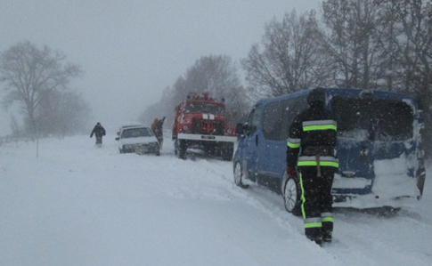 На Миколаївщині частково знято обмеження руху, в Україні очікують на ускладнення погоди