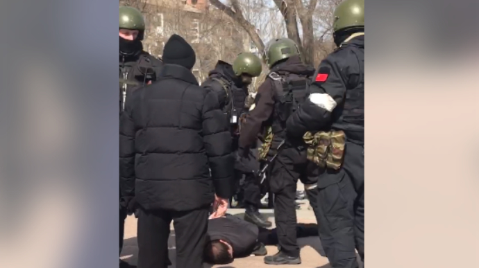 People protesting against the occupation in Berdiansk are beaten and detained