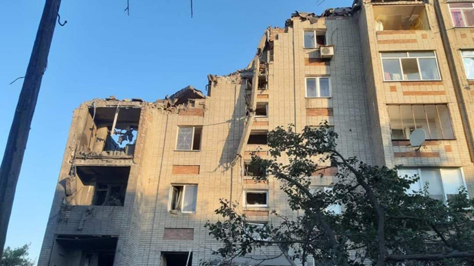 Russians hit a 5-storey apartment block in Toretsk killing 2 people