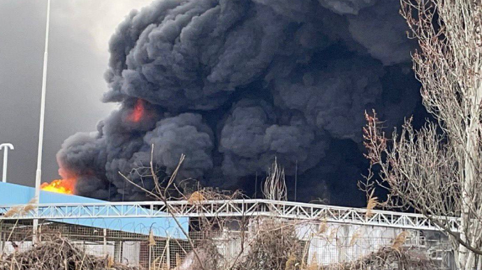 Ракетний обстріл Одеси: окупанти пошкодили НПЗ, є поранений - прокуратура