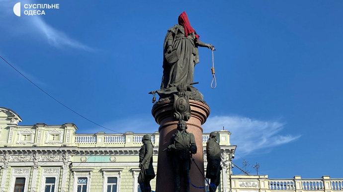 На пам’ятник Катерині ІІ в Одесі надягли ковпак ката