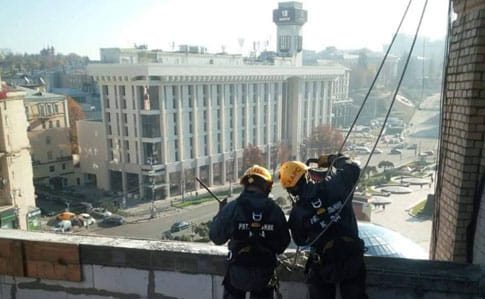 Скандальную надстройку на Майдане начали демонтировать