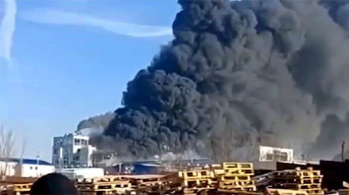 Column of black smoke: explosion causes fire at polymer factory in Russia's Rostov Oblast – video