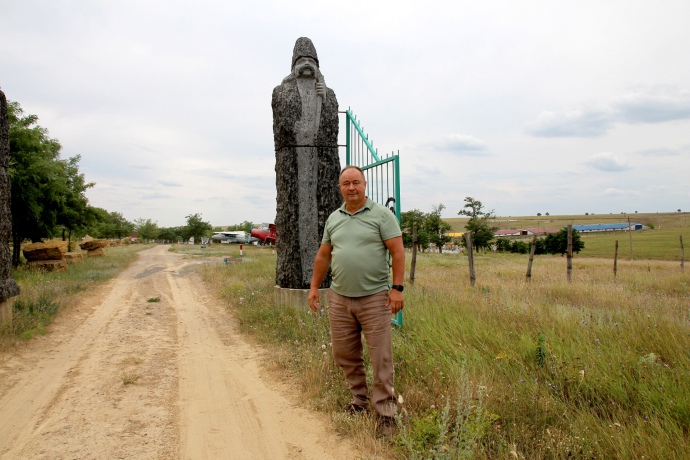 Бизнесмен Александр Палариев отдает дань своим предкам, жившим в Тарутинской степи.
