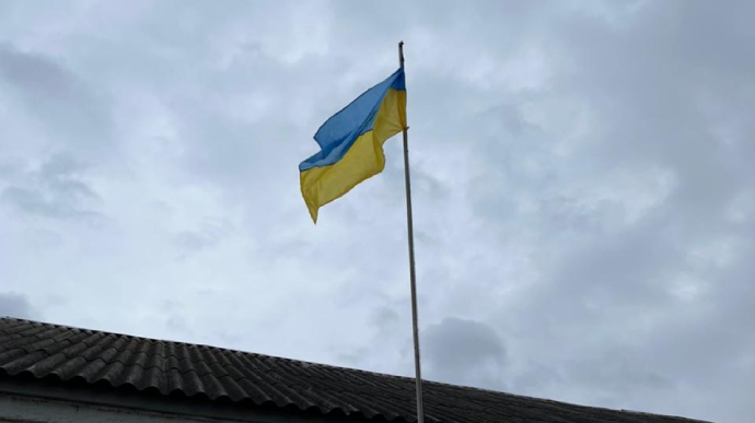 Прикордонники повернули український прапор ще у два відділи, понівечені окупантами