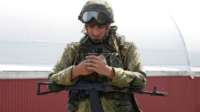 Russia to punish military for using personal phones at front – ISW ...