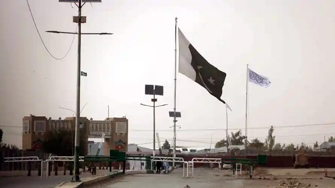 Талибан поднял флаг над пограничным пунктом между Афганистаном и Пакистаном