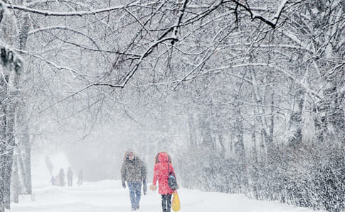 Погода на Новий рік: сніг, вітрисько і ожеледиця 
