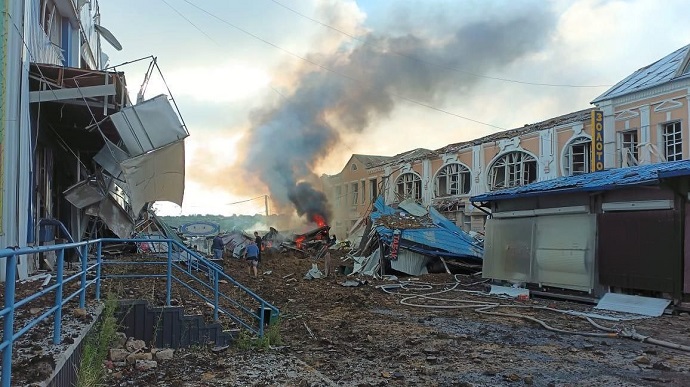 На Донеччині за ніч ворог зруйнував дві школи і обстріляв центр Бахмута