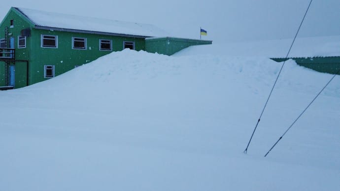 Антарктида: украинскую станцию ​​Вернадский засыпало рекордным количеством снега