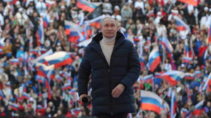 В обращении к Федеральному собранию Путин наобещал россиянам на 130 миллиардов долларов - Bloomberg